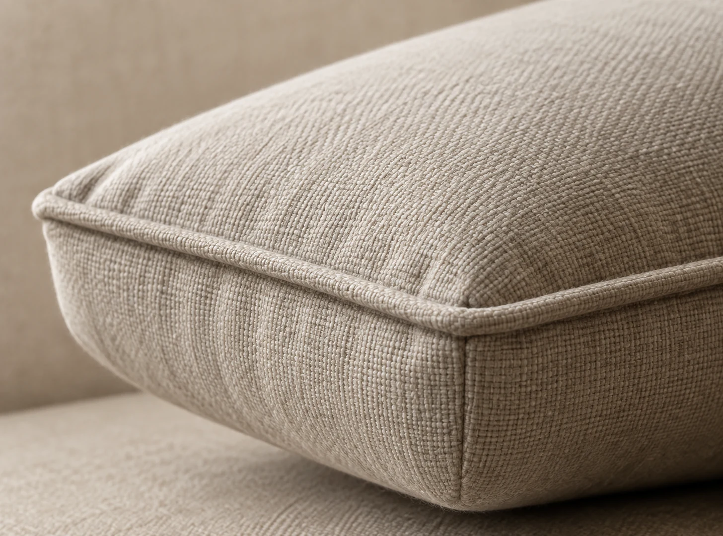 Knife-edge cushion with a welted seam in linen
